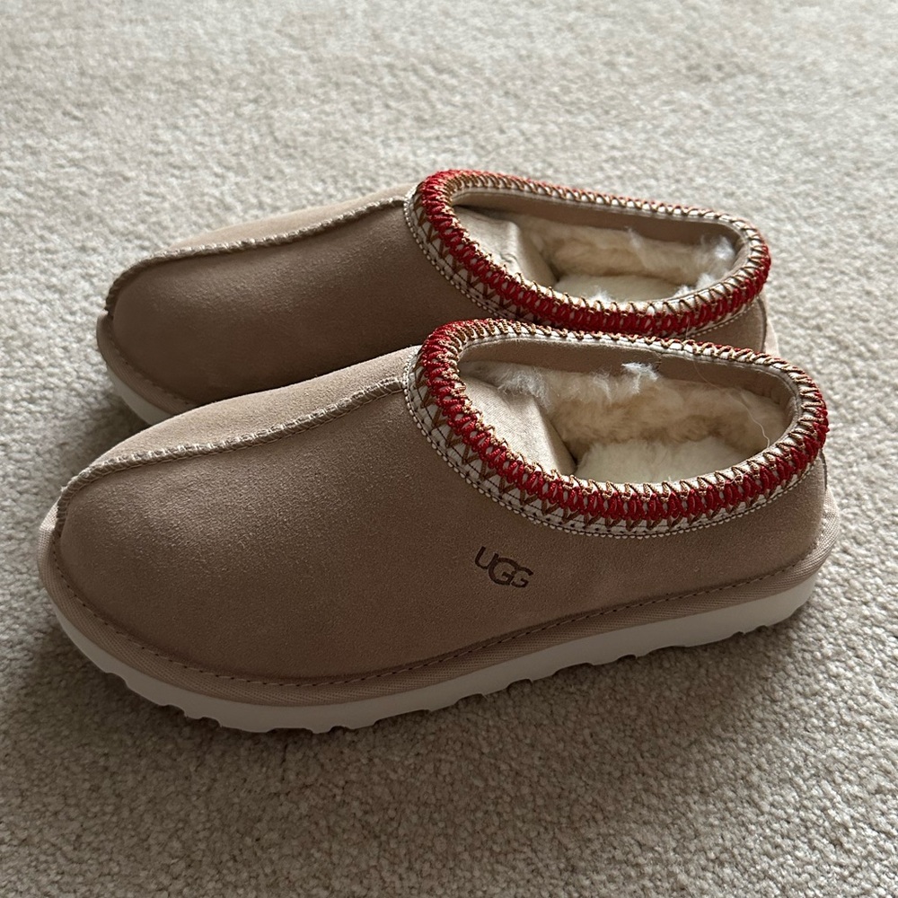 Ugg Tasman Slipper, Sand Dark Cherry, Women’s Size 6, NIB